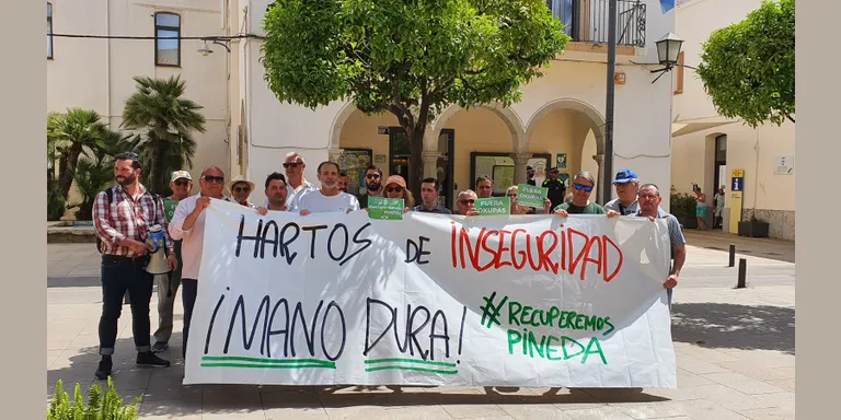 Una vintena de persones es manifesten a Pineda per demanar més seguretat i contra les okupacions d'habitatges