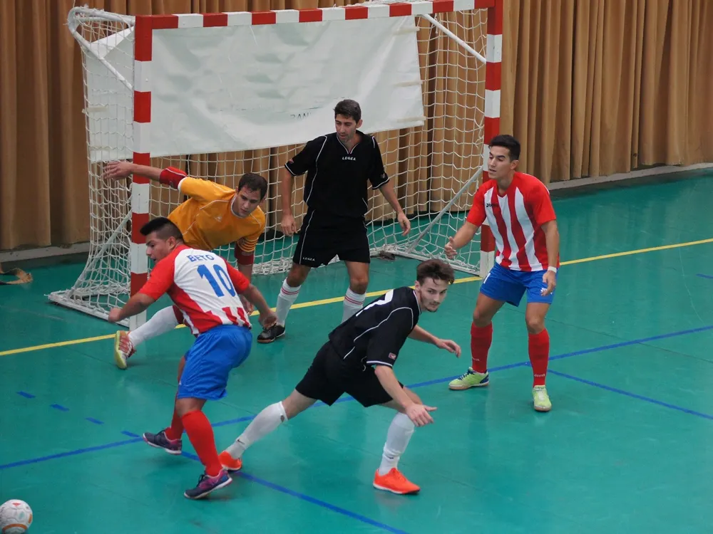 Molta feina en defensa van tenir els rubinencs en el partit disputat a Gavà