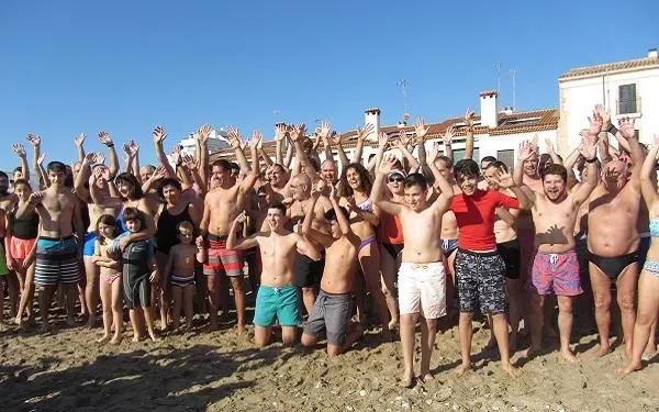 Més de 300 persones participen a la novena edició del 1r Bany de l’Any d’Altafulla