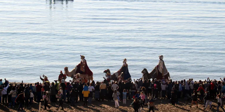 Milers de persones donen la benvinguda als Reis d’Orient a la platja de Castelldefels