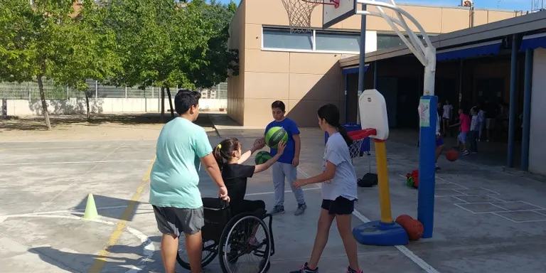 Alumnes de l'escola Ca N'Alzamora es consciencien sobre l'esport adaptat
