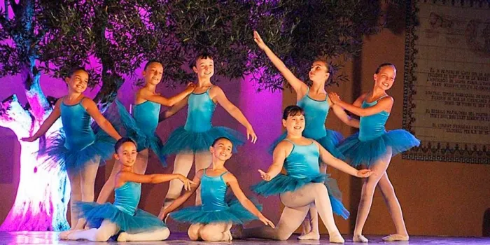 La plaça de l’Església s'omple de gom a gom per gaudir de la 25ª Mostra de Dansa