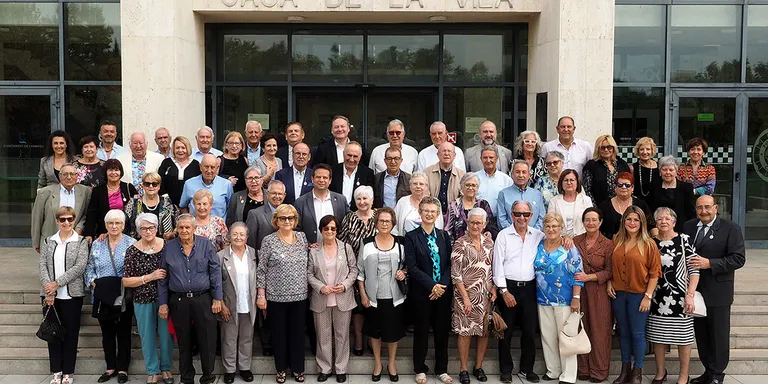 L’alcalde de Cambrils rep un ampli grup de veïns i veïnes de municipi per celebrar els seus 75 anys