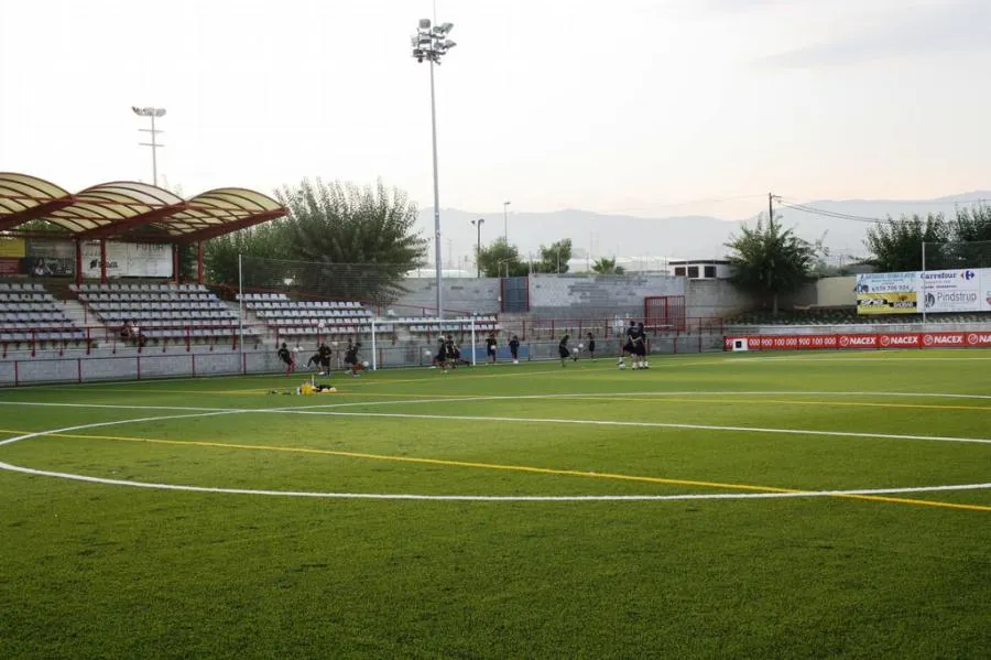 L’Ajuntament substitueix la gespa del camp de futbol municipal