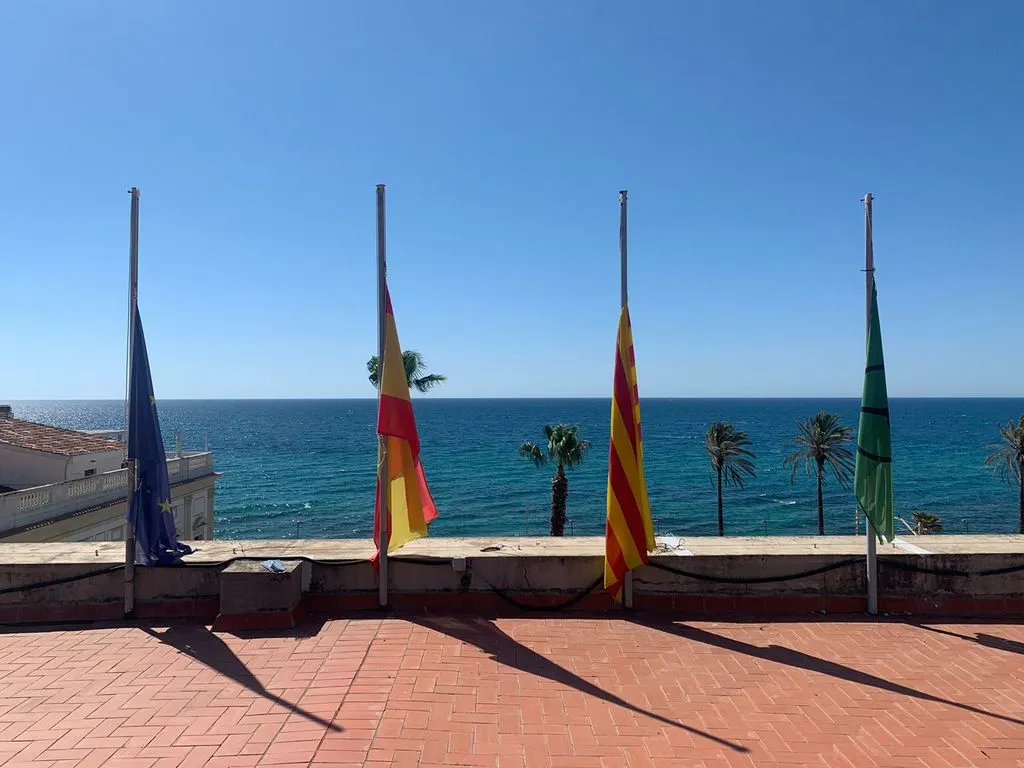 Banderes a mig pal com a senyal de dol per les víctimes de la Covid-19