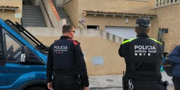 Intenten forçar un cotxe de la Policia Local, agredeixen un mosso i acaben detinguts a Roda de Berà