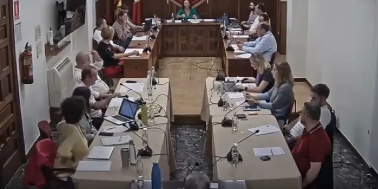La moció del PSC no prospera pels vots en contra d’ERC, la CUP i Arenys en Comú