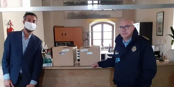 El ‘Sí o sí Market’ d’Altafulla dona 500 mascaretes i sabó de mans als serveis municipals de l’Ajuntament