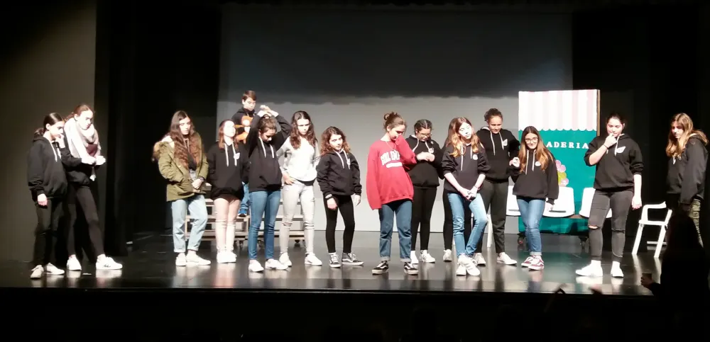 El grup 'Explora Teatro' de Madrid actuen a Pineda en un intercanvi amb l'Escola de Teatre Artur Iscla