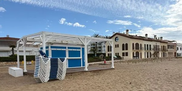 La guingueta de la platja d’Altafulla ja està instal·lada i obrirà en els pròxims dies