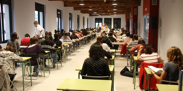 Un centenar d'estudiants s'examinen de la selectivitat al centre cultural 'Les Monges'