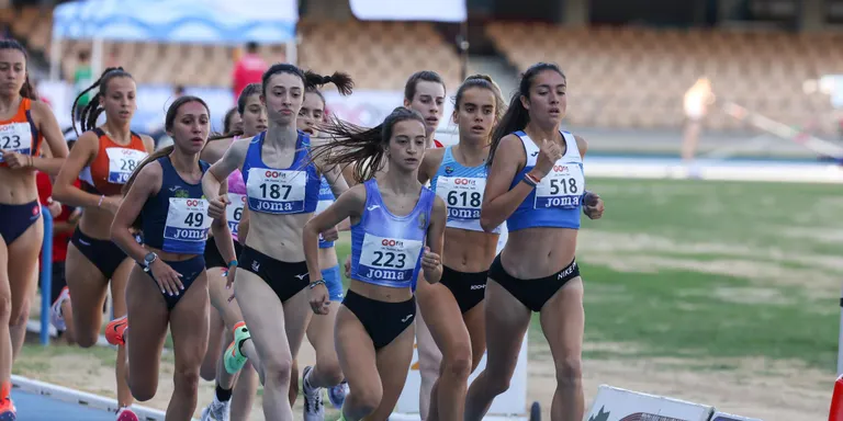 Maria Taggi es penja la medalla d’argent a la prova dels 1.500m llisos del Campionat d’Espanya