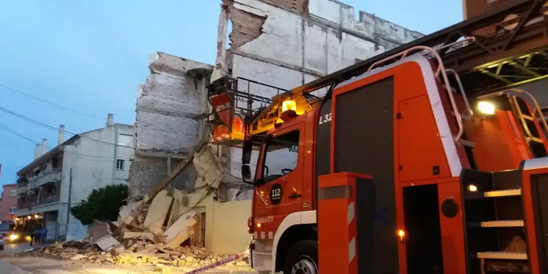 La façana d'un edifici de tres plantes del Carrer Església de Pineda s'ha ensorrat de forma fortuïta