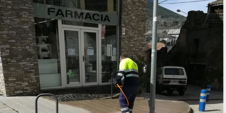 Tasques de desinfecció als espais urbans més concorreguts d'Organyà