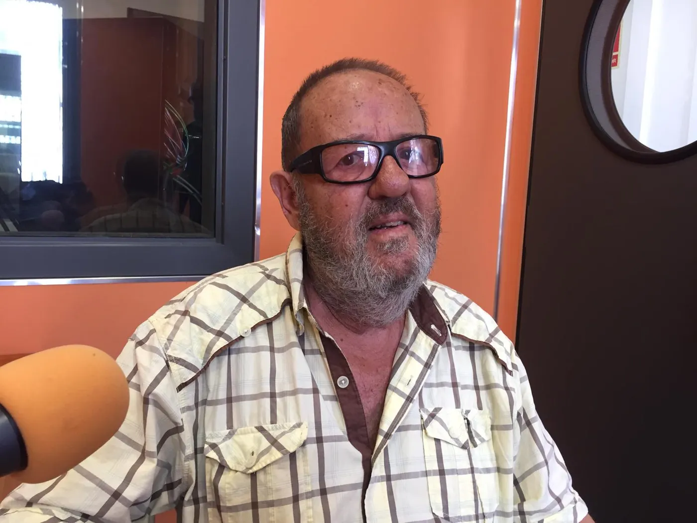 Manel Bravo es quedarà al carrer aquest setembre i busca una solució desesperada