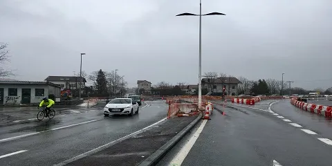 OBRAS DE ASFALTADO EL DOMINGO POR LA NOCHE EN LA ROTONDA DE AMUTE