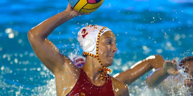 Marta Bach penja el casquet de waterpolo
