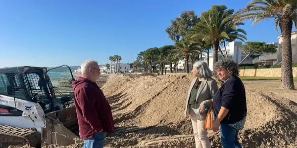 Reforç de sorra a la zona del Voramar d’Altafulla per protegir-la de possibles temporals