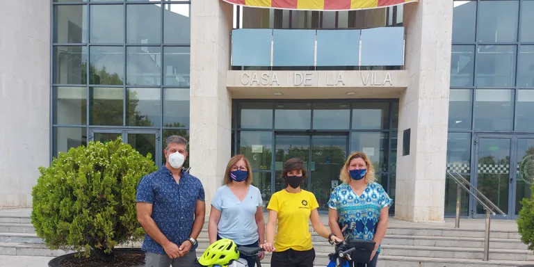 Marta Vázquez fa parada a Cambrils en el seu trajecte en bicicleta entre Andalusia i Istanbul