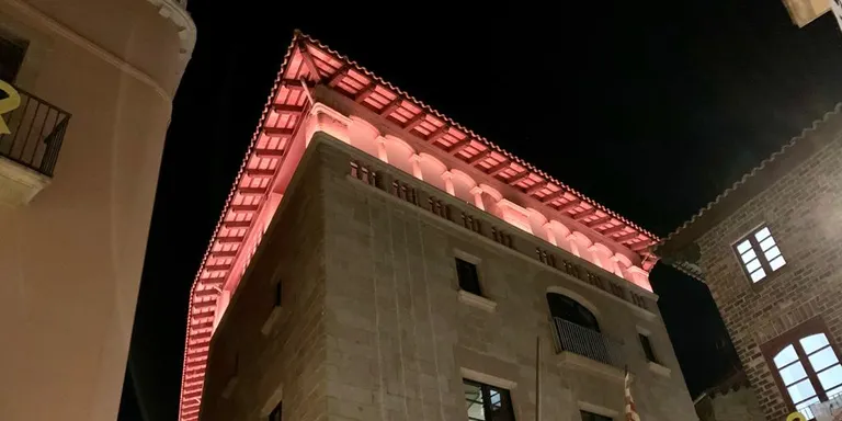 L'eixida de l'Ajuntament s'il·luminarà avui de taronja per la diversitat funcional