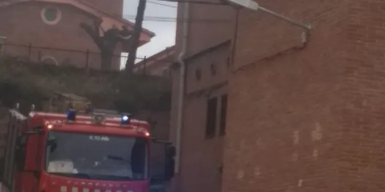 Ara mateix dues unitats de bombers estan treballant per apagar un incendi al sector de Cal Tiana
