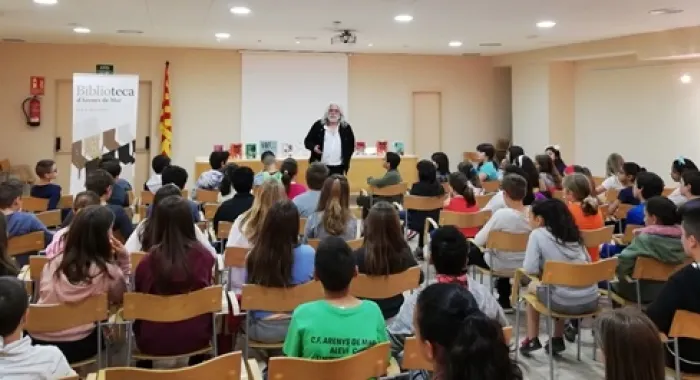 També es fan tertúlies literà ries amb les escoles, com aquesta amb l'escriptor Jaume Copons ( Fo