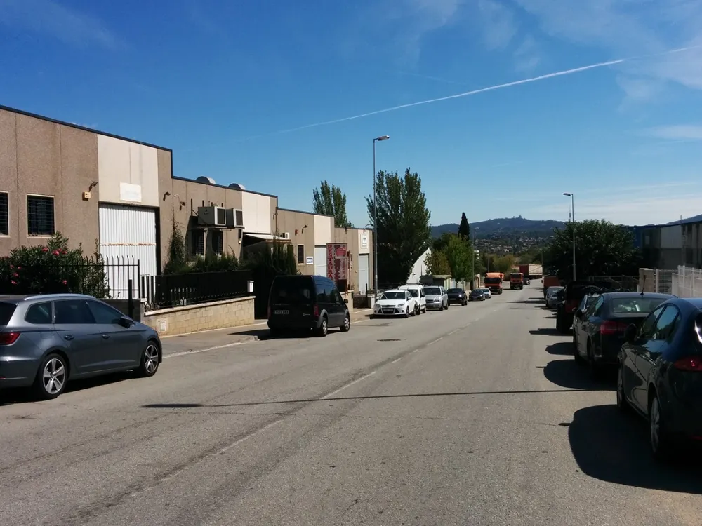 Una de les vies on s\u2019actuar\xe0 \xe9s l\u2019avinguda de Can Sucarrats, al PAE Cova Solera / F