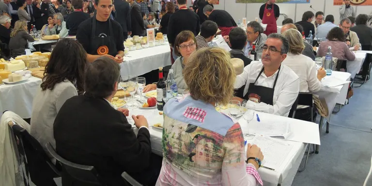 La Fira de Formatges Artesans de la Seu incorpora l'opció de degustar tapes