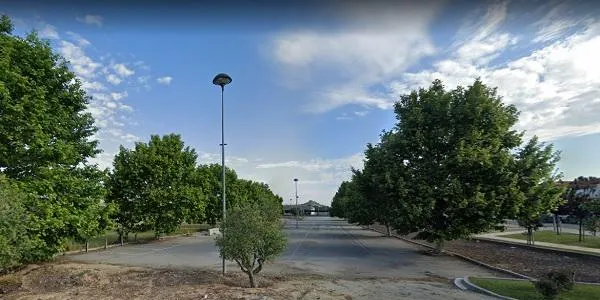 Avancen els tràmits administratius per tancar definitivament el procés per crear un aparcament de pagament a Via Roviano