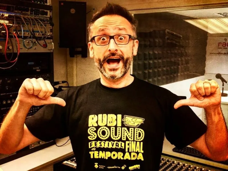 Robert Fernández, responsable del programa RubiSound, amb la samarreta del festival