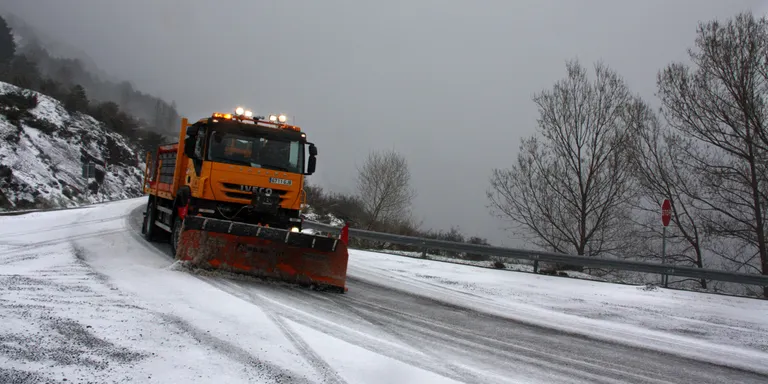 La neu i el fort vent complica la circulació en algunes carreteres del Pirineu