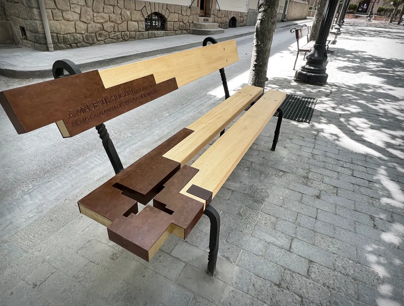 L'Associació Amics de Mossèn Huguet inaugura un banc al passeig per recordar el seu llegat