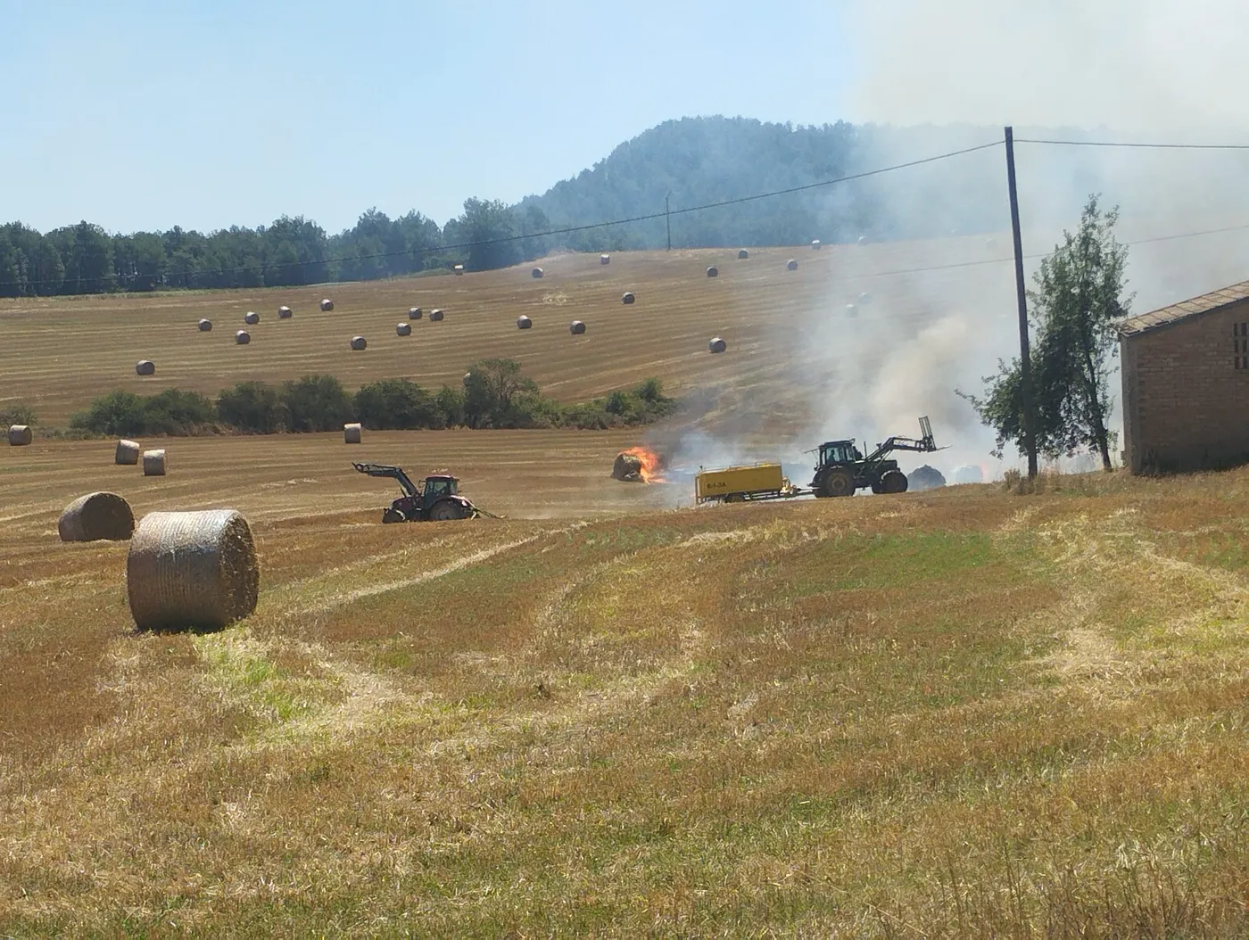 L'incendi de camp d'ahir de Lladurs va calcinar uns 5.000 metres quadrats de rostoll i 10 bales de palla