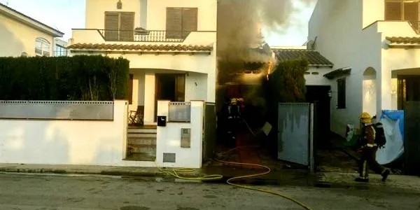 Un matrimoni resulta ferit per inhalació de fum en un nou incendi a un habitatge de Torredembarra