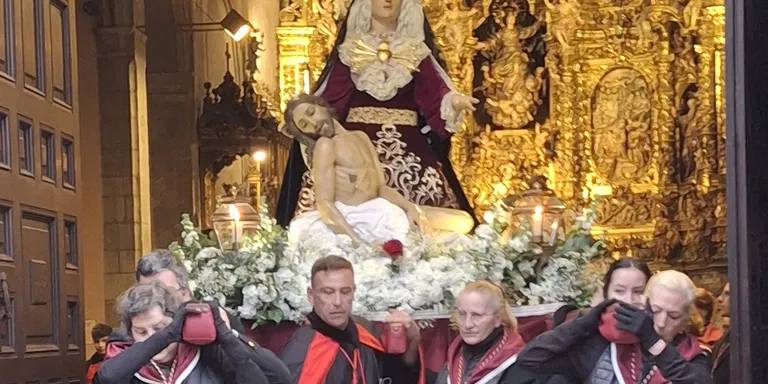 La processó del vespre de Divendres Sant recorre el nucli antic d'Arenys davant centenars de persones