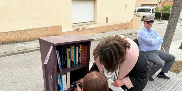 S'instal·la una biblioteca urbana al Grup Albada