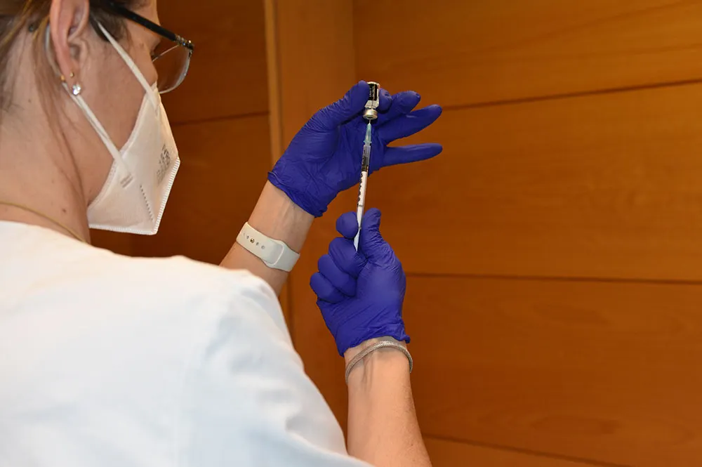 Comença la campanya de vacunació contra la COVID i la grip a les persones que viuen a les residències i a majors de 80 anys