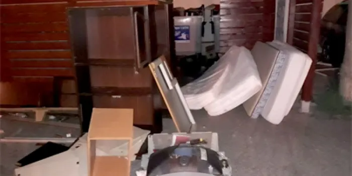 Noves queixes per l’acumulació de brossa i voluminosos en punts on hi ha contenidors