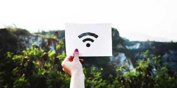 Neix una iniciativa per compartir el wifi entre els veïns i així facilitar la realització dels deures escolars per part dels infants amb pocs recursos