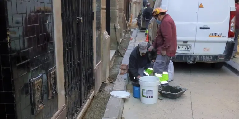 Solsona arranja un tram més de vorera del carrer del Castell