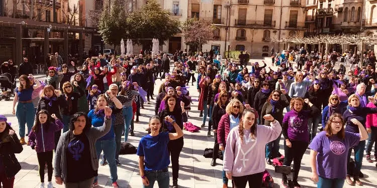 Valls se suma a la performance feminista que s’ha fet viral arreu del món
