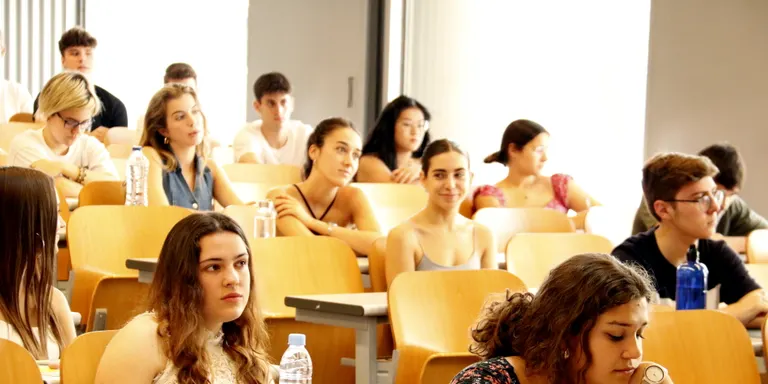 Els dobles graus de Física i Matemàtiques a la UAB i a la UB tenen les notes de tall més altes per al curs vinent