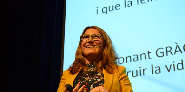 La coach Txell Costa anima als alumnes de l'Escola d'Adults 'a ser valents per assolir els seus somnis'