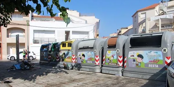 El veïnat de plaça Boters denuncia brutícia i males olors pels residus que els restaurants llencen a l’illa de contenidors
