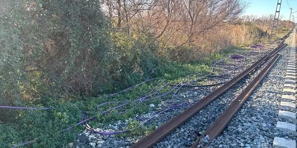 Els Mossos d’Esquadra detenen dos homes per sostreure cablejat elèctric de la via del ferrocarril al seu pas per Torredembarra