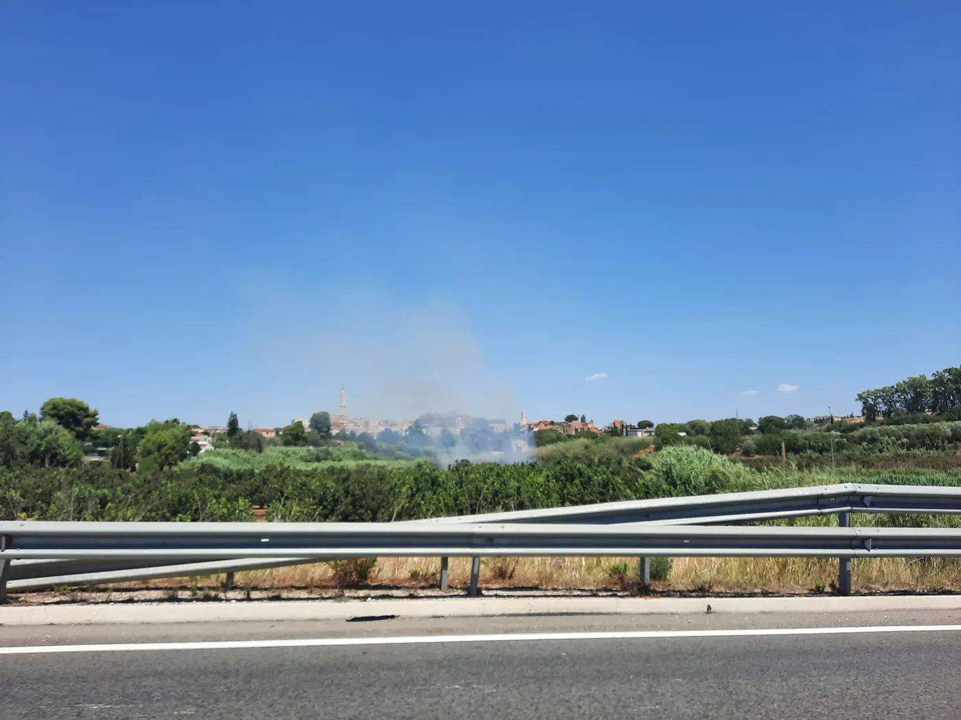Una desena de dotacions de Bombers treballen en un nou incendi a Valls