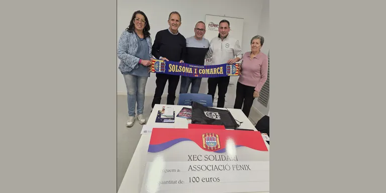 La Penya Barcelonista de Solsona i Comarca entrega un xec solidari de 100 euros a l'Associació Fènix