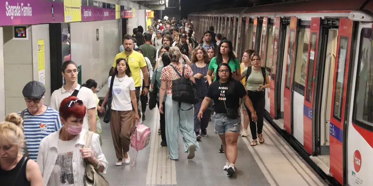 Primer dia feiner amb talls al metro de Barcelona per obres d'estiu a les línies 2 i 5