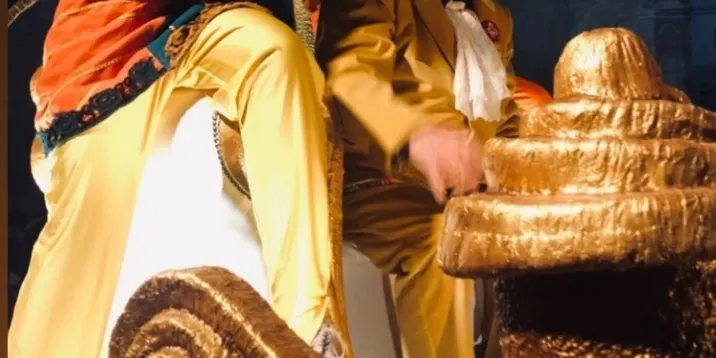Una banda sonora amb Roger Mas i Xavier Guitó i una actuació de teles acrobàtiques donen la benvinguda al Campa com a Rei Carnestoltes