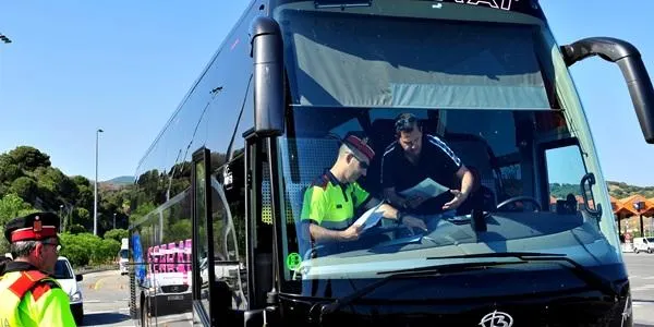 Les policies locals participen aquesta setmana en una campanya de trànsit de control del transport escolar, de menors i viatgers